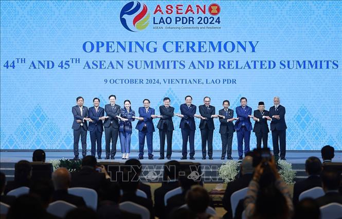 Prime Minister Pham Minh Chinh and heads of delegations pose for a group photo at the opening session of the 44th ASEAN Summit. Photo: Duong Giang/VNA
