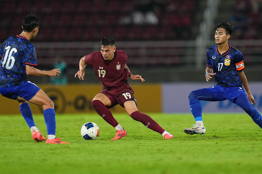 Thailand team (red shirt) could not defeat Laos team. Photo: FAT