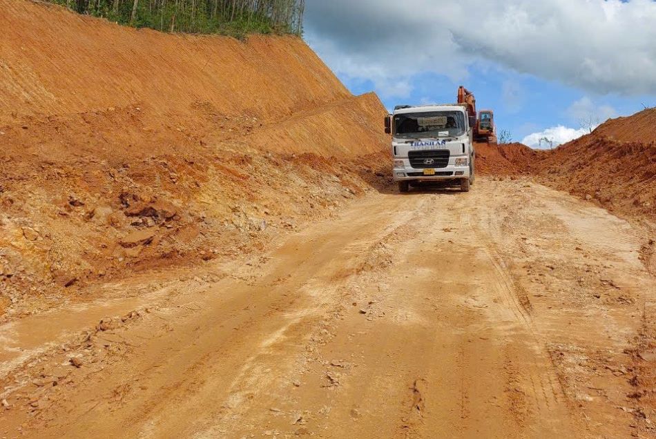 The road project is being built through a natural forest, but the forest has not been cleared yet so there is no land for further construction. Photo: H. Tho.