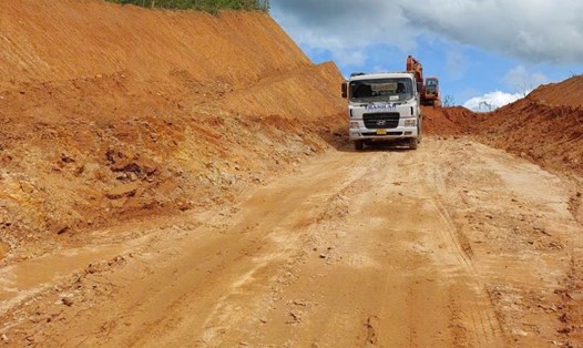 Dự án đường giao thông thi công ngang qua rừng tự nhiên, nhưng rừng chưa thanh lý được nên chưa có mặt bằng để thi công tiếp. Ảnh: H.Thơ.