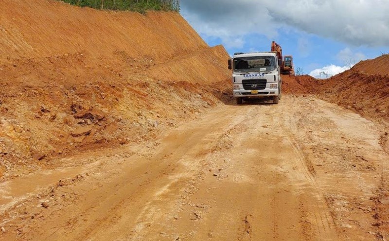 The road project is being built through a natural forest, but the forest has not been cleared yet so there is no land for further construction. Photo: H. Tho.