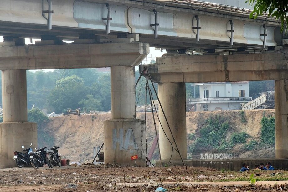 Cac nhip gian thep cua doan cau Phong Chau con lai chuan bi duoc pha do. Anh: To Cong.