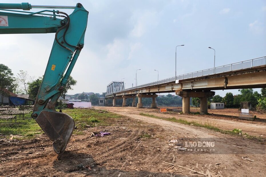 Authorities have prepared the site and started mobilizing machinery to demolish and clear the remaining section of Phong Chau bridge. Photo: To Cong