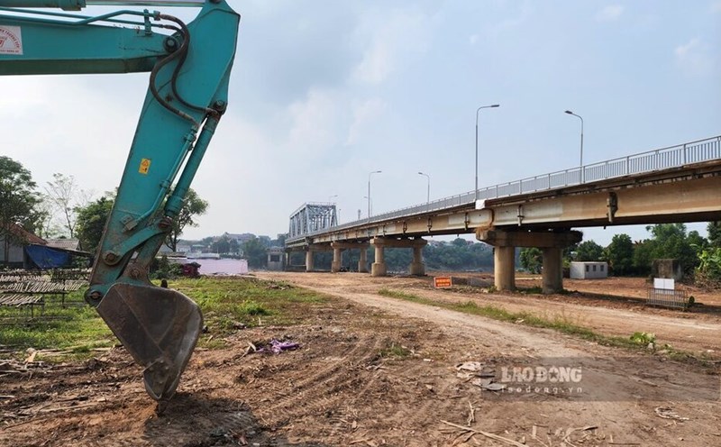 Authorities have prepared the site and started mobilizing machinery to demolish and clear the remaining section of Phong Chau bridge. Photo: To Cong