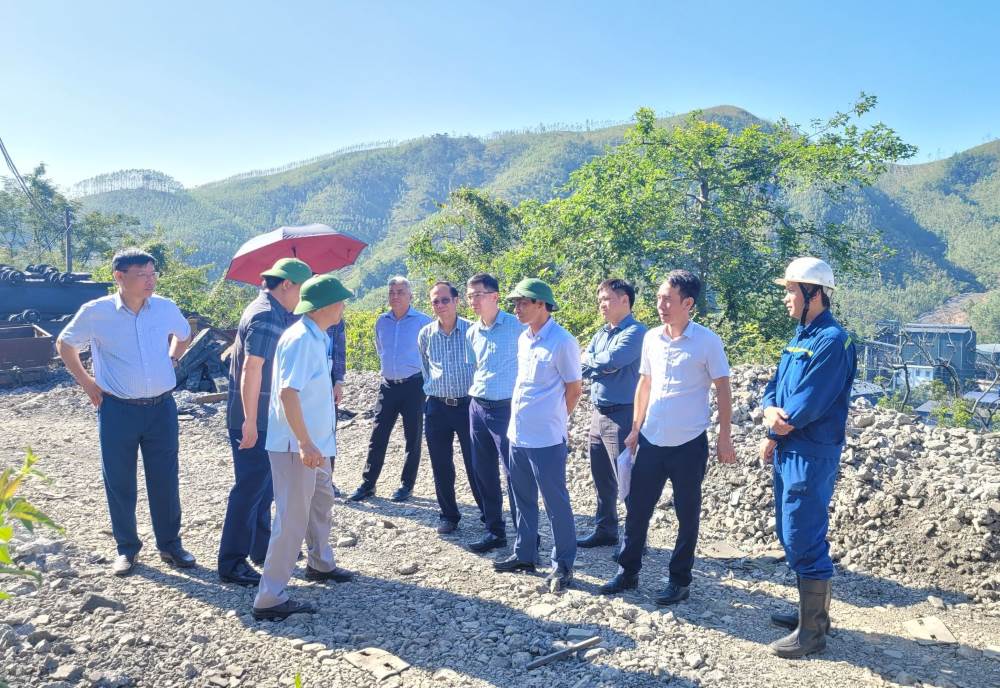 Leaders of Vietnam National Coal and Mineral Industries Group survey well opening points of the "Underground mining project below -175 level of Vang Danh coal mine". Photo: TKV Media