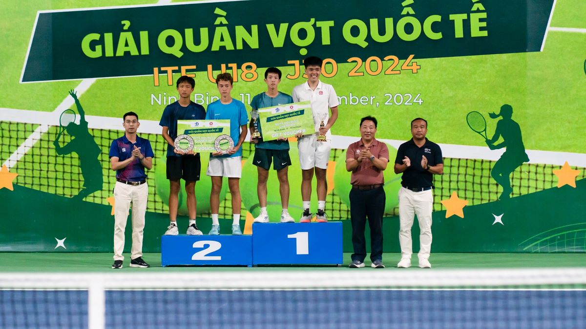 Pham La Hoang Anh and Duong Hoang Cuong won the men's doubles event of the U18 Tennis Tournament - J30 Ninh Binh 1. Photo: VTF