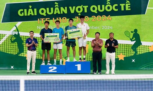 Phạm La Hoàng Anh và Dương Hoàng Cương vô địch nội dung đôi nam Giải quần vợt U18 – J30 Ninh Bình 1. Ảnh: VTF