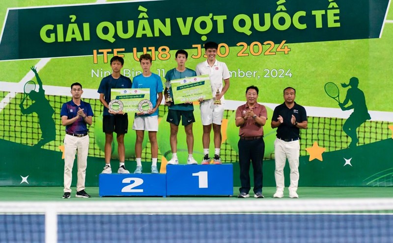 Pham La Hoang Anh and Duong Hoang Cuong won the men's doubles event of the U18 Tennis Tournament - J30 Ninh Binh 1. Photo: VTF