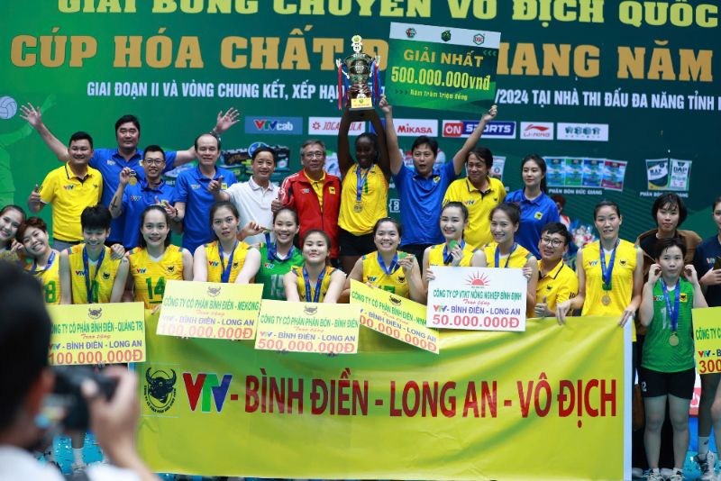 VTV Binh Dien Long An received a billion-dollar bonus after winning the 2024 national championship. Photo: Hoang Anh