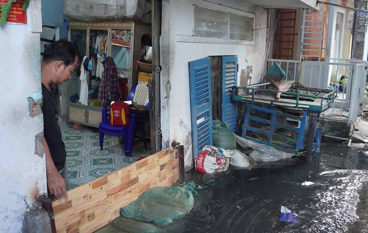 People prevent water from entering their homes during the "flood season" in Ho Chi Minh City. Photo: Nhu Quynh