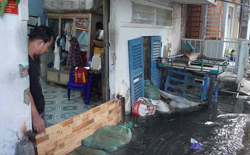 People prevent water from entering their homes during the "flood season" in Ho Chi Minh City. Photo: Nhu Quynh