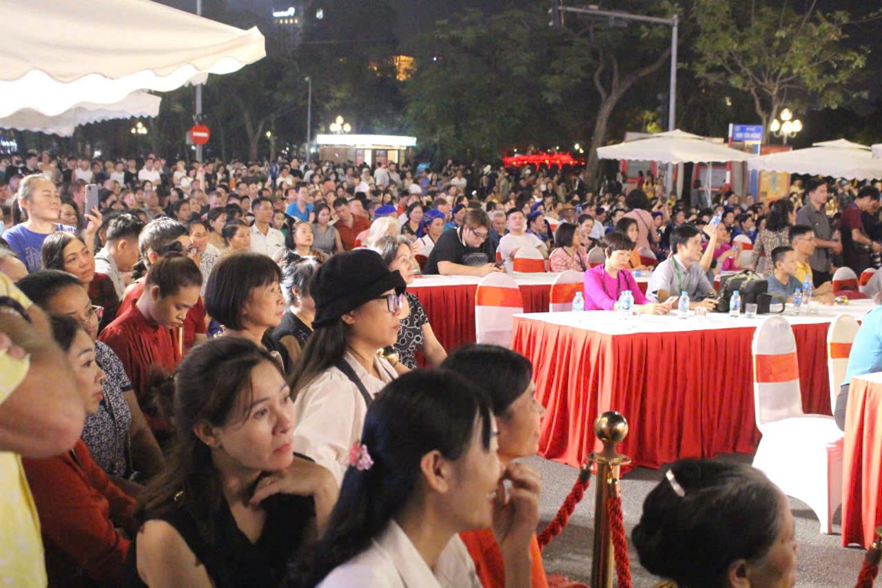 Dong dao nguoi dan, du khach trong nuoc va quoc te xem cac doan nghe nhan, nghe si, dien vien bieu dien hat Then, dan Tinh. Anh: Thach Luu 