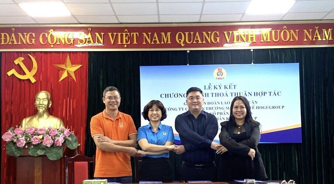 Cau Giay District Labor Union signed a cooperation agreement to implement a welfare program so that union members and workers can enjoy many benefits. Photo: Union
