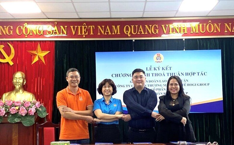 Cau Giay District Labor Union signed a cooperation agreement to implement a welfare program so that union members and workers can enjoy many benefits. Photo: Union