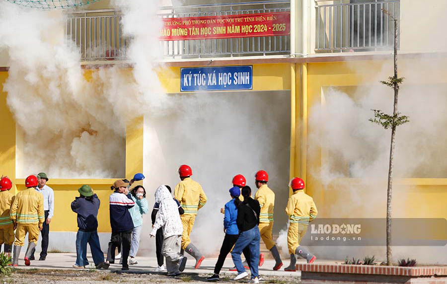 Theo tinh huong gia dinh, da xay ra no dien thoai di dong trong qua trinh sac pin tai phong o tang 3 khu noi tru hoc sinh, vu no pin lam chay phong o, gay chap he thong dien khu vuc tang 3, dan den gay chay toan bo cac do dung ben trong phong mot so phong.