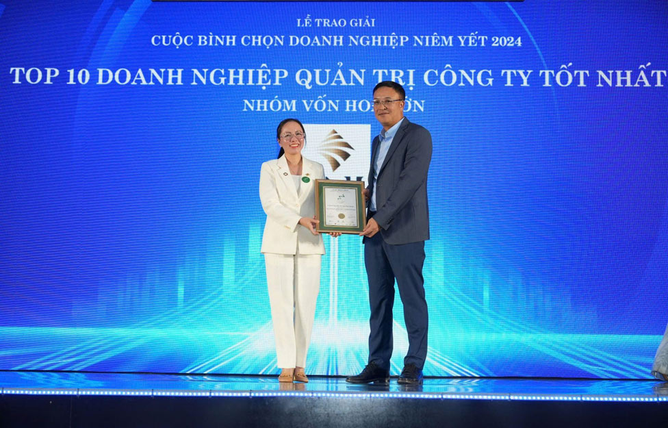 Ms. Tran Phuong Ngoc Thao - Vice Chairman of PNJ Board of Directors received the award for Top 10 Best Corporate Governance Enterprises 2024, large-cap group. Photo: Thuy Vinh
