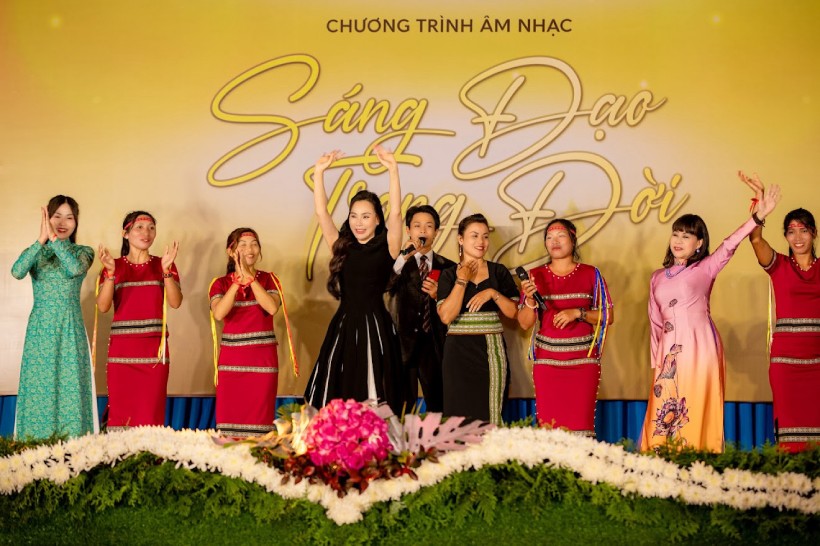 Meritorious Artist Hong Lien, Ho Quynh Huong and many artists participated in the music night "Creating religion in life". Photo: Organizing Committee