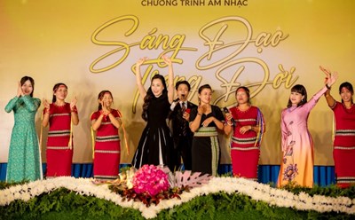 Meritorious Artist Hong Lien, Ho Quynh Huong and many artists participated in the music night "Creating religion in life". Photo: Organizing Committee