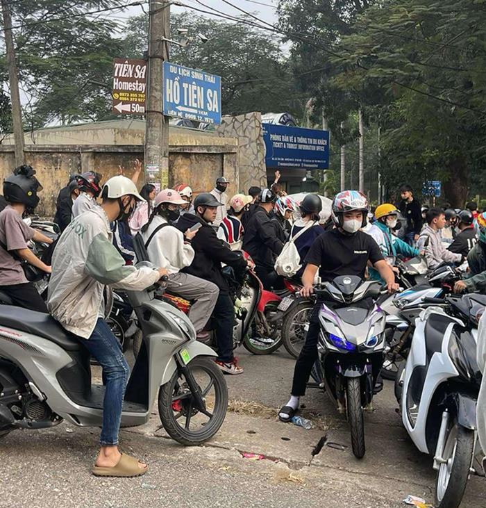 Dong dao du khach len Vuon quoc gia Ba Vi san may, ngam hoa da quy no. Anh: Nhan vat cung cap