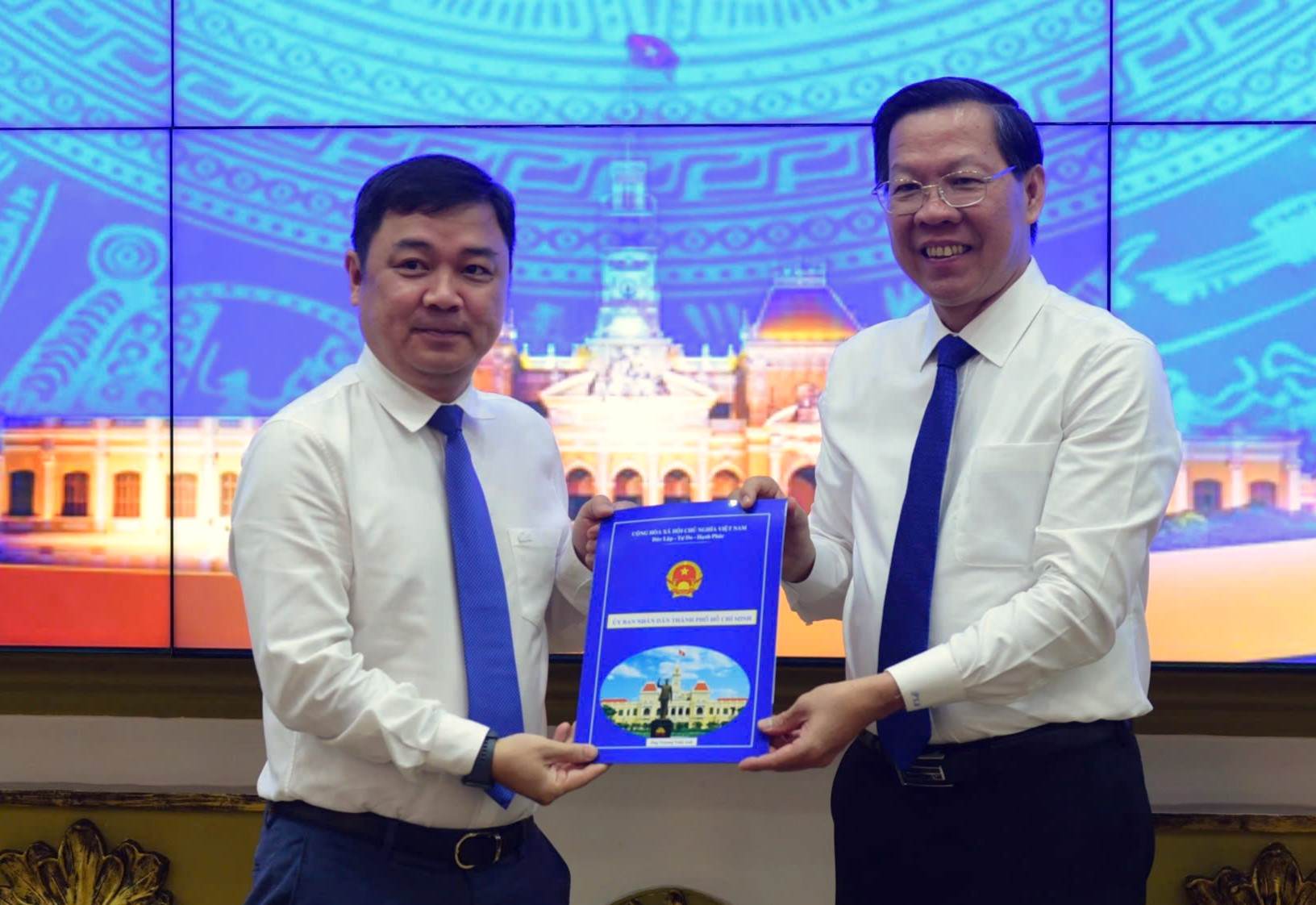 Chairman of Ho Chi Minh City People's Committee Phan Van Mai presents the decision to Mr. Truong Tuan Anh. Photo: Minh Quan