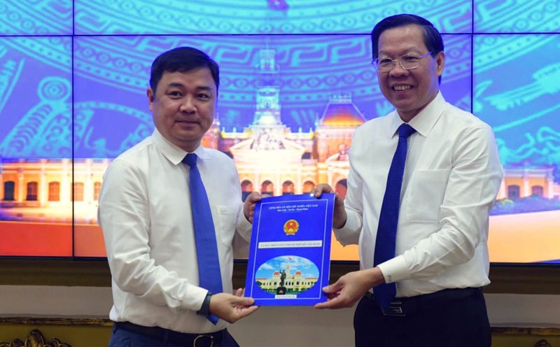 Chairman of Ho Chi Minh City People's Committee Phan Van Mai presents the decision to Mr. Truong Tuan Anh. Photo: Minh Quan