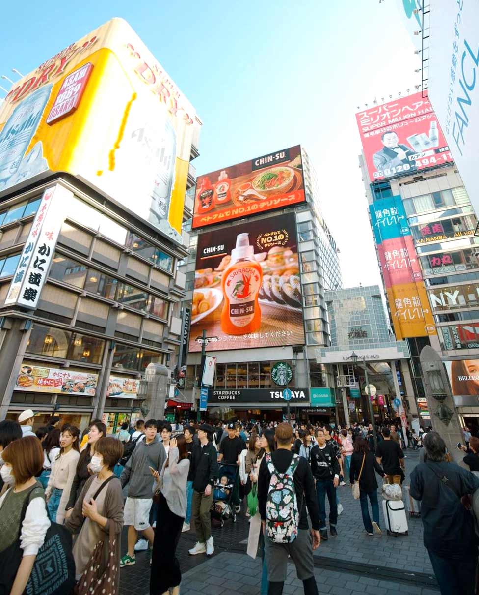 Tuong ot Chin-su xuat hien hoanh trang tai khu pho am thuc soi dong Dotonbori, Osaka. Anh: