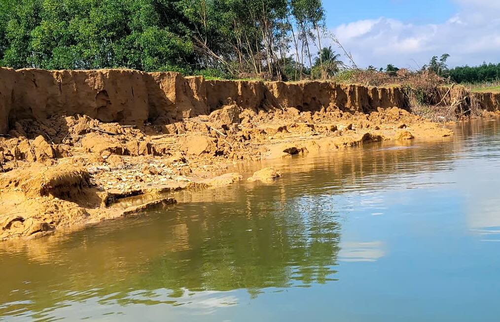 Landslide on Kien Giang riverbank through Truong Thuy commune. Photo: H. Nguyen