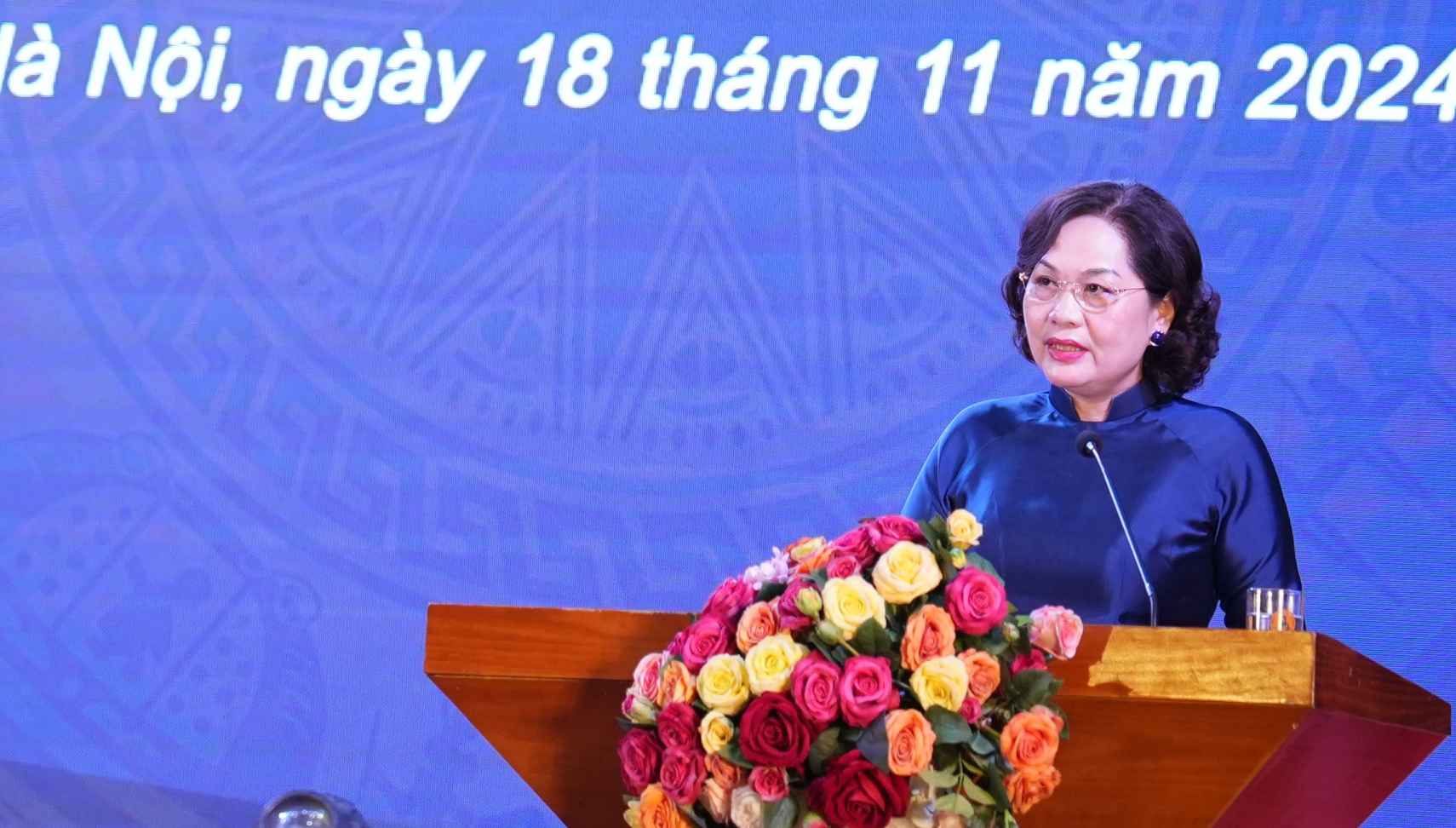 Dong chi Nguyen Thi Hong, Uy vien Trung uong Dang, Bi thu Ban Can su dang, Bi thu Dang Uy, Thong doc Ngan hang Nha nuoc Viet Nam gui loi chuc mung toi tap the Nha truong. Anh: Danh Trung. 