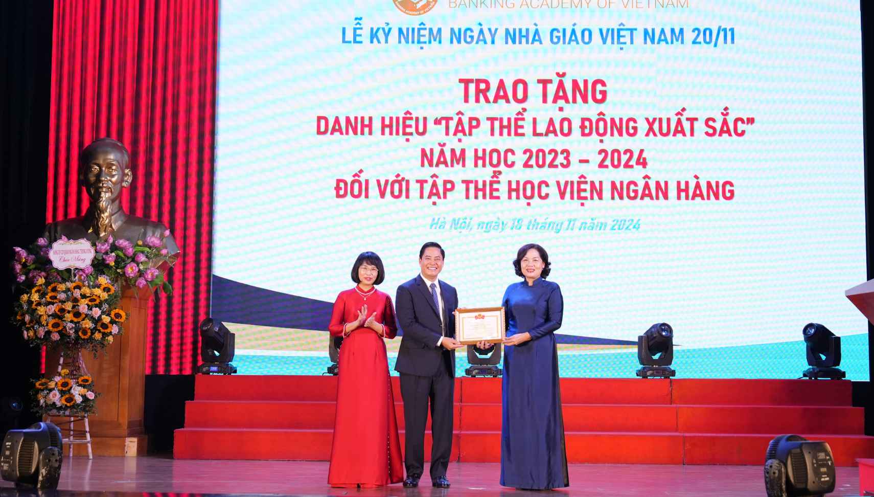 Hoc vien Ngan hang nhan Danh hieu “Tap the lao dong xuat sac” nam hoc 2023-2024. Anh: Danh Trung. 