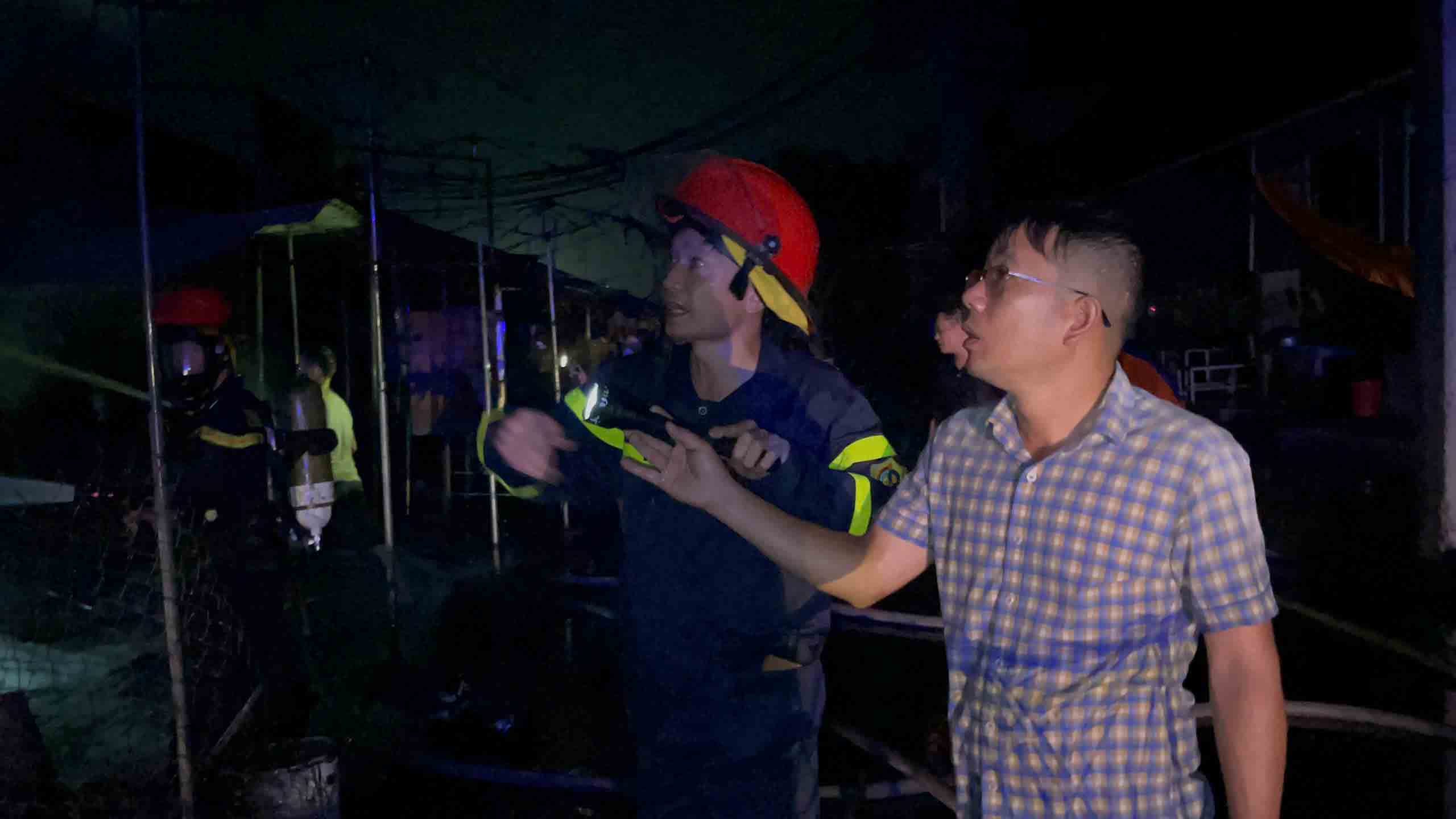Firefighters control a fire at Hoi market in Cam Xuyen town. Photo: Hai Tuan