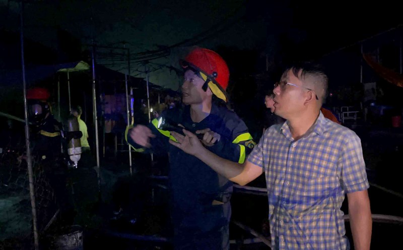 Firefighters control a fire at Hoi market in Cam Xuyen town. Photo: Hai Tuan