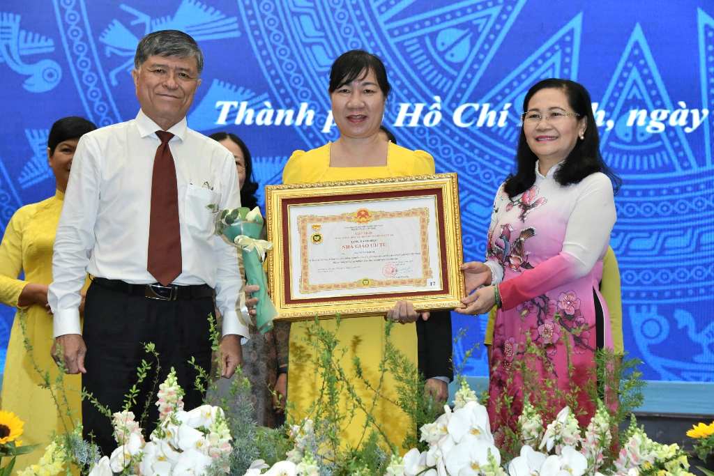 Chairwoman of the Ho Chi Minh City People's Council Nguyen Thi Le and Director of the Ho Chi Minh City Department of Education and Training Nguyen Van Hieu awarded certificates of merit to the 2024 Excellent Teacher. Photo: Nguyet Minh