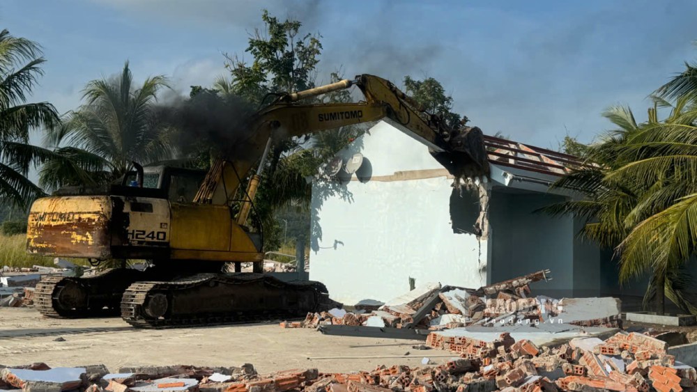 Enforced eviction at the land plot in Suoi Lon hamlet, Duong To commune, Phu Quoc city. Photo: Xuan Nhi