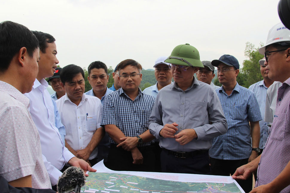 Chairman of Binh Dinh Province Pham Anh Tuan (in blue hat) inspects key traffic projects in the province. Photo: Thanh Thanh