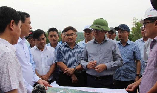 Chủ tịch tỉnh Bình Định Phạm Anh Tuấn (mũ xanh) kiểm tra các dự án giao thông trọng điểm trên địa bàn tỉnh. Ảnh: Thanh Thanh