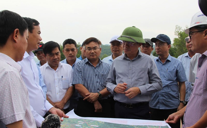 Chairman of Binh Dinh Province Pham Anh Tuan (in blue hat) inspects key traffic projects in the province. Photo: Thanh Thanh