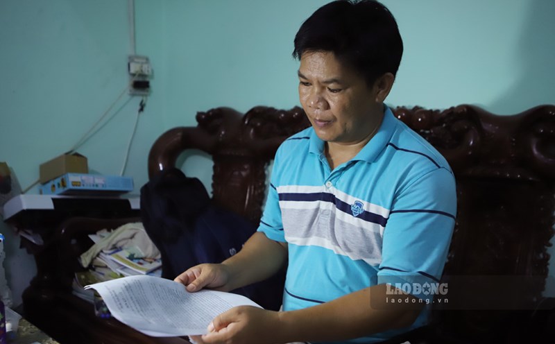 Teacher Nguyen Van Xuan (left) - teacher at Ngo May Secondary School (Quy Nhon City, Binh Dinh) accused of having his allowance cut for many years. Photo: Phuong Thao