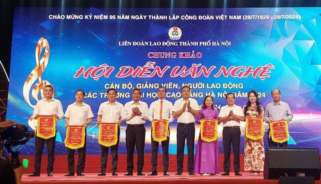 Vice President of the Vietnam General Confederation of Labor Huynh Thanh Xuan (4th from left) and leaders of the Hanoi City Confederation of Labor presented the Souvenir Flag at the 2024 Hanoi University and College Arts Performance - one of the practical emulation movements. Photo: Trade Union