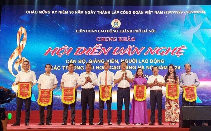 Vice President of the Vietnam General Confederation of Labor Huynh Thanh Xuan (4th from left) and leaders of the Hanoi City Confederation of Labor presented the Souvenir Flag at the 2024 Hanoi University and College Arts Performance - one of the practical emulation movements. Photo: Trade Union