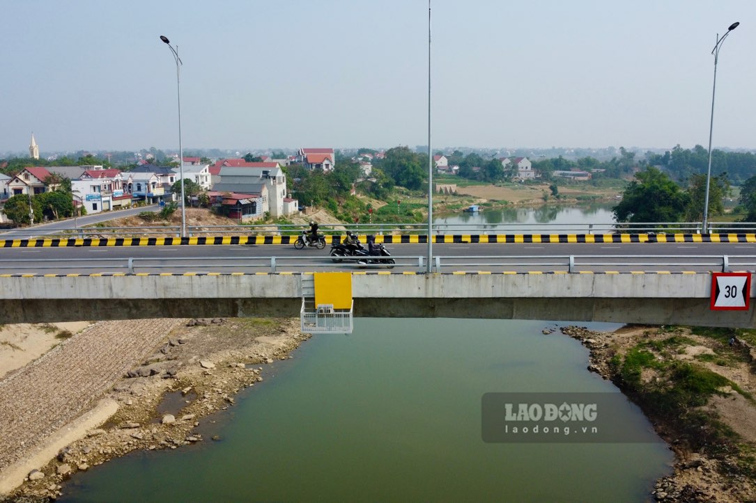 Cau tram ti noi doi bo song Cau da thong xe. Anh: Viet Bac.