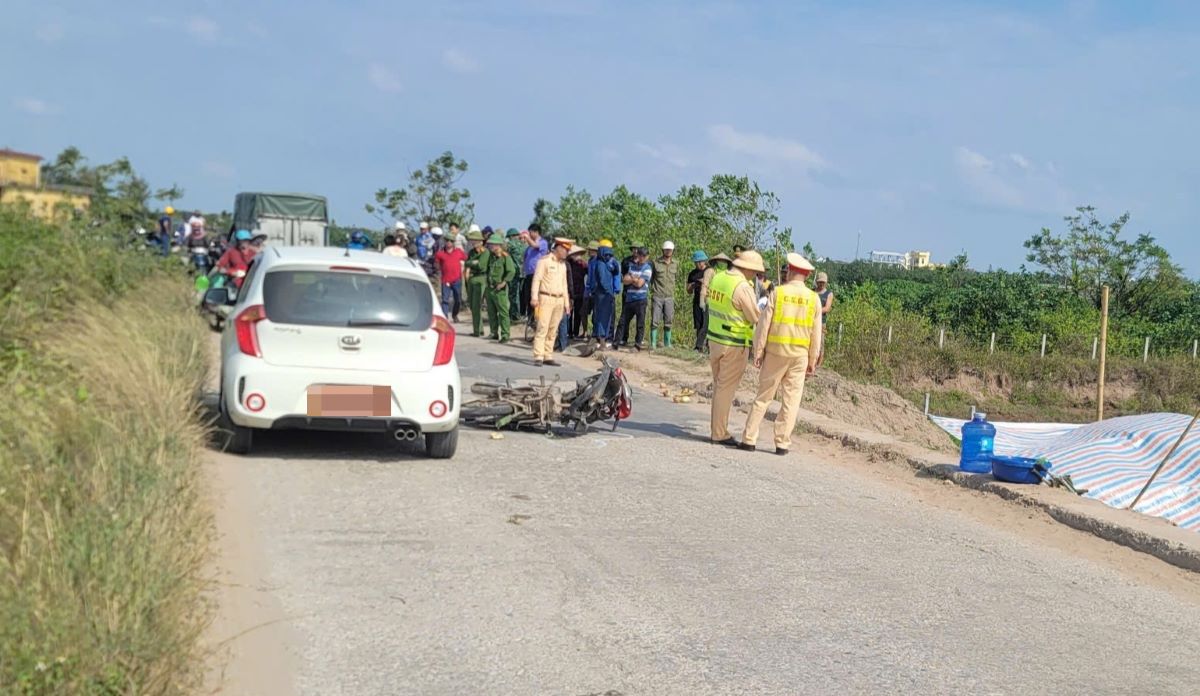 The Traffic Police Force - Tien Hai District Police (Thai Binh Province) quickly arrived to direct traffic and protect the scene of the accident. Photo: Provided by local people