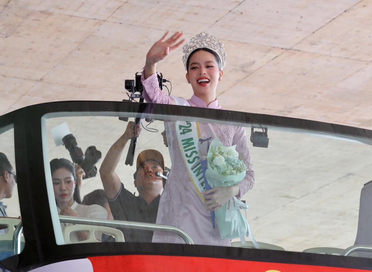 Ngay khi vua xuat hien, Thanh Thuy duoc hang tram khan gia chao don, khong khi vo cung nao nhiet.  Thanh Thuy cuoi rang ro sau chuyen bay dai.  Co trang diem nhe nhang, bui toc sang trong. Nhan sac cua nguoi dep duoc nhieu khan gia khen ngoi.  Thanh Thuy vui mung khi hoi ngo nguoi than, ban be o san bay. Co da xa nha gan mot thang de thi Hoa hau Quoc te 2024 tren dat Nhat.  Nguoi dep bat ngo khi nhan duoc nhieu tinh cam va su chao don nhiet tinh tu cac fan.