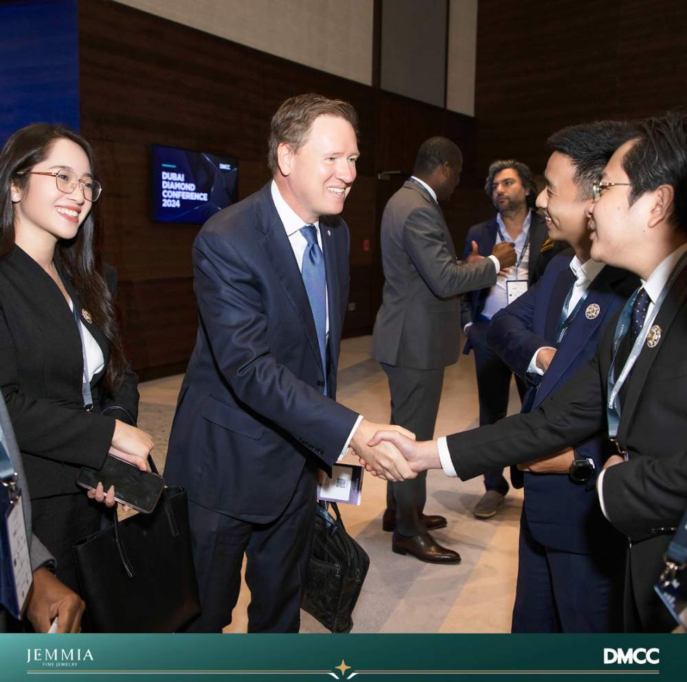 BGD Jemmia Diamonds gap go Al Cook, CEO De Beers - De Beers, mot trong nhung tap doan kim cuong hang dau the gioi, kiem soat 40% thi truong kim cuong tho toan cau.