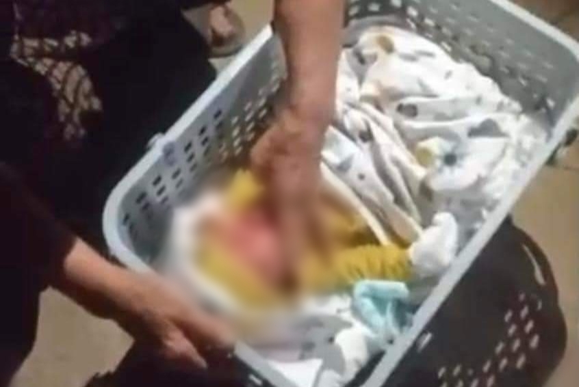 Abandoned baby in Uc Ky commune (Phu Binh district). Photo: Provided by local people