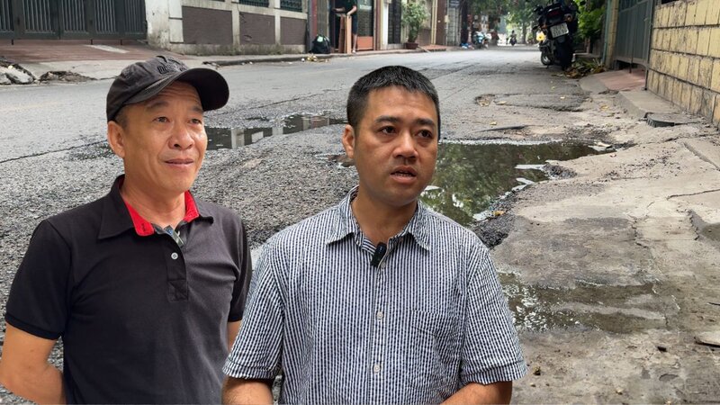 Tay Ho: Road collapses, making traffic unsafe. Photo: Hoang Loc
