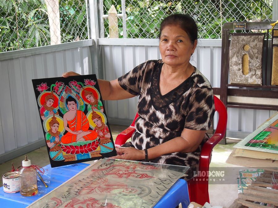 Ba Trieu Thi Vui nguoi cuoi cung theo nghe ve tranh tren kinh (Phu Tan, Chau Thanh, Soc Trang). Anh: Phuong Anh