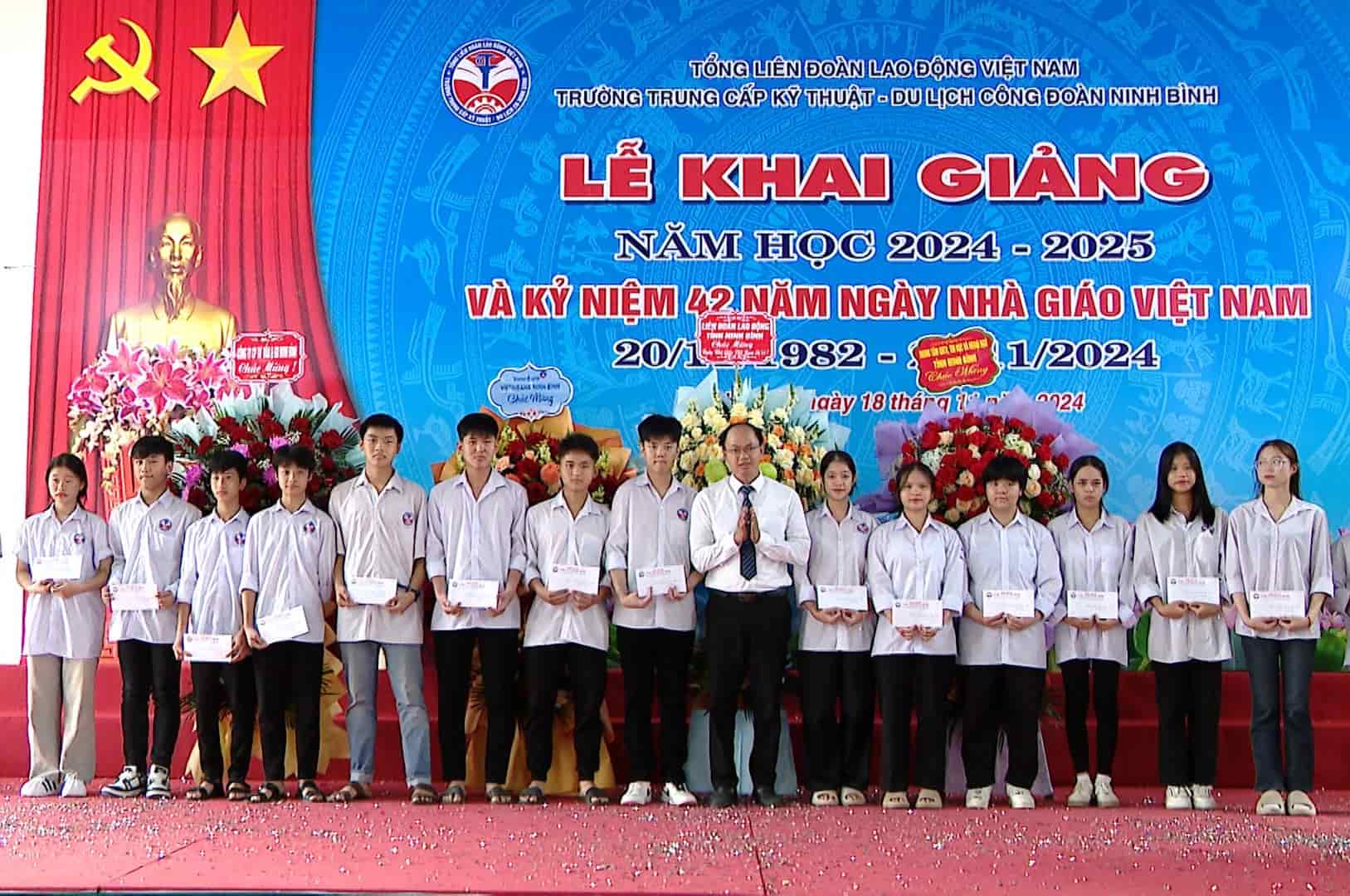 Đại diện lãnh đạo nhà trường trao thưởng cho các em học sinh có thành tích xuất sắc trong năm học 2023 - 2024. Ảnh: Nguyễn Trường