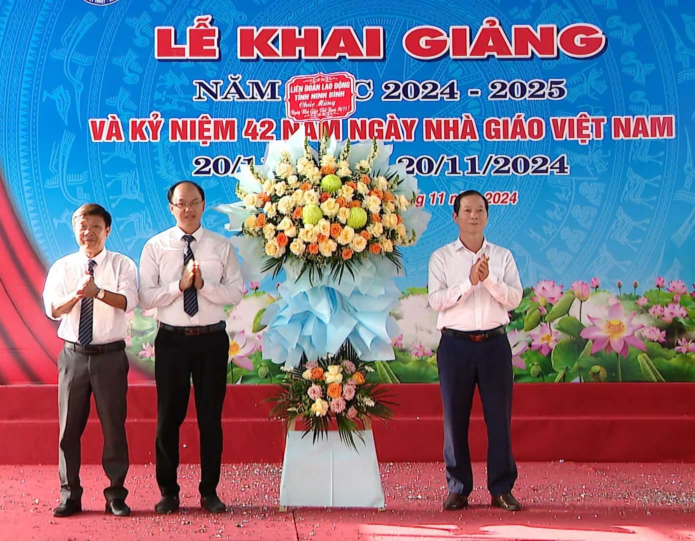 Representatives of the Ninh Binh Provincial Federation of Labor presented flowers to congratulate Ninh Binh Trade Union Technical and Tourism College on the opening ceremony of the new school year. Photo: Nguyen Truong
