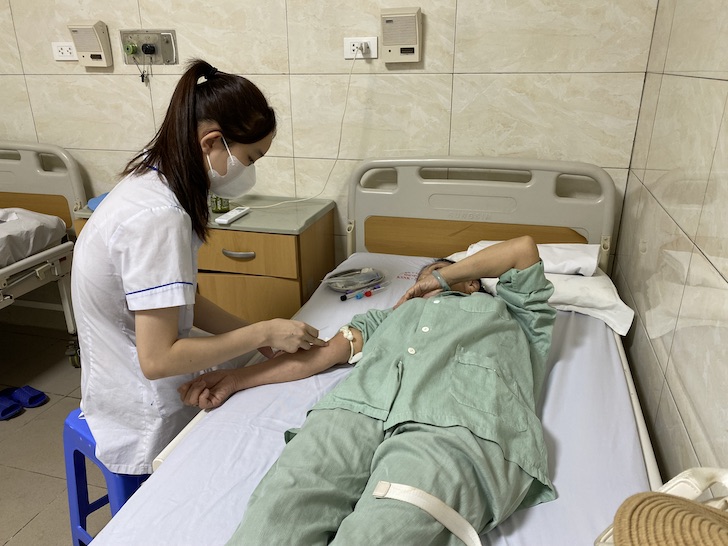 The Ministry of Health has just responded to the conditions for granting a practice license to people with a nursing degree. In the photo is a nurse taking care of a patient. Photo: Thuy Linh