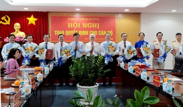 Binh Duong provincial leaders present decisions on transfer and appointment of leaders. Photo: Thanh Thao